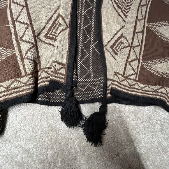 Artsy Aztec Geometric Pattern Poncho With Tassels Boho ONE Size Fits Most - Picture 3 of 6